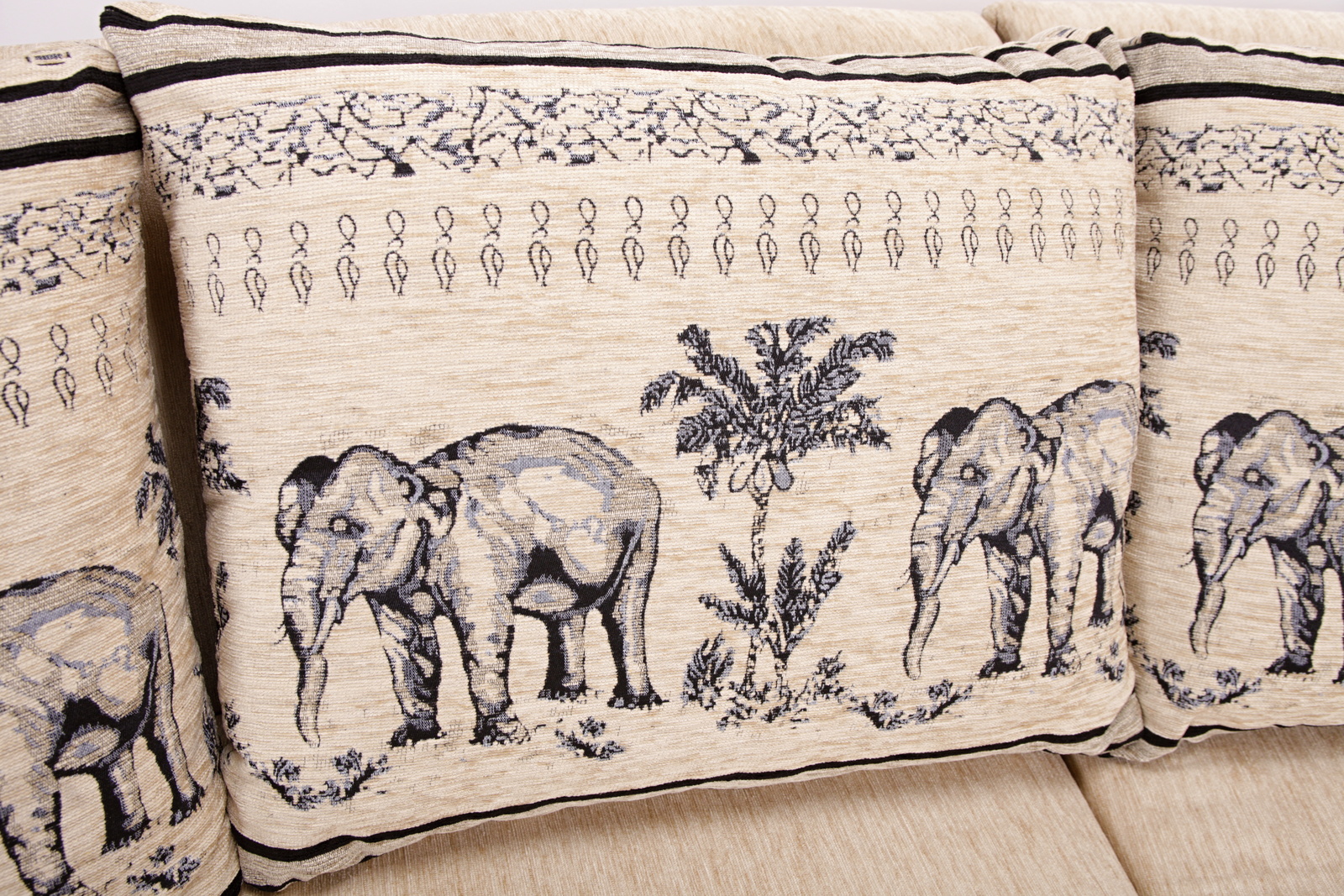 13 59 brest sofa big sofa mega sofa kolonial elefanten elephant  mg 8214
