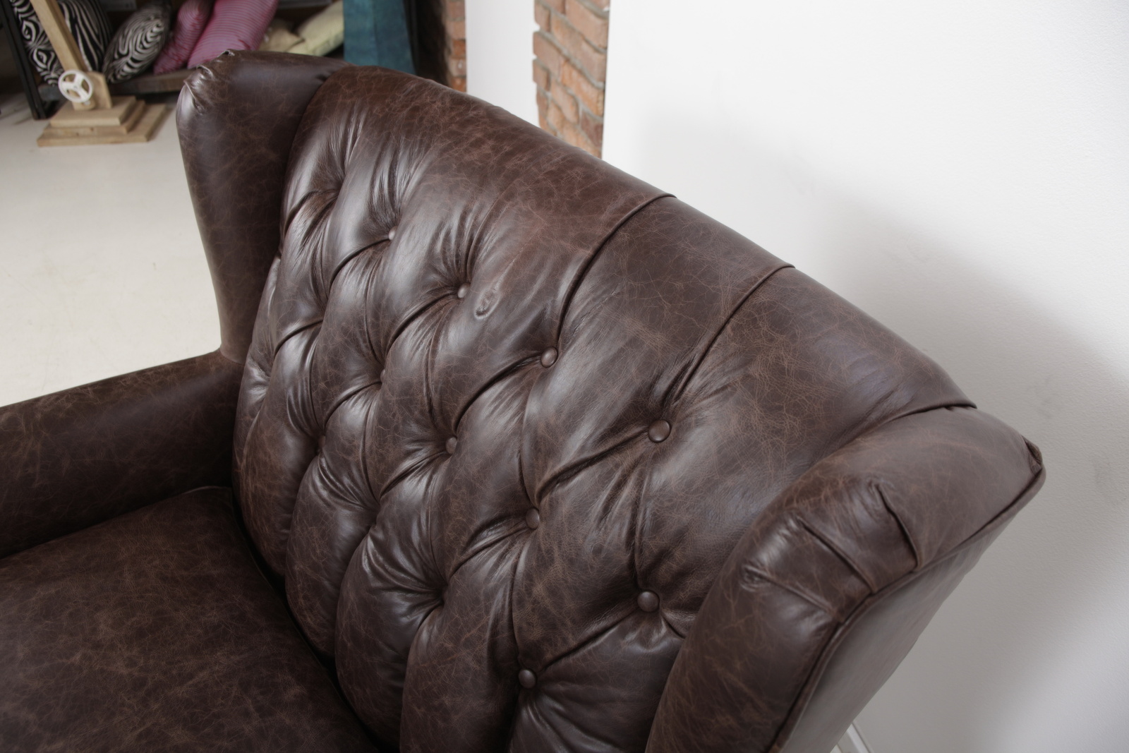 G772 chesterfield kozene dvojkreslo  gutmann factory abcnabytek.cz  mg 5611 