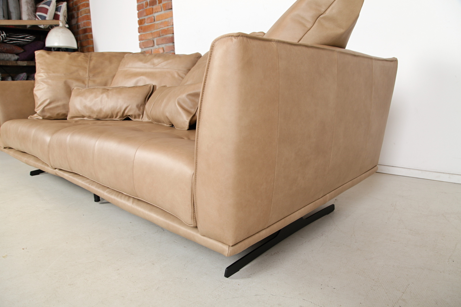 G962 sahara luxusni ko%c5%been%c3%a1 pohovka gutmann factoryplaces of style big sofa one  mit modernen kufenf%c3%bc%c3%9fen naturoo bigsofa ruona  img 6155