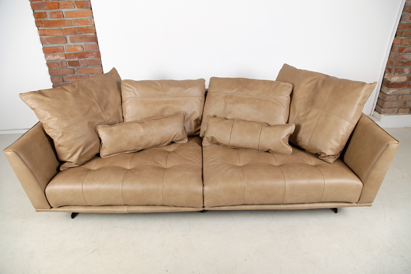 G962 sahara luxusni ko%c5%been%c3%a1 pohovka gutmann factoryplaces of style big sofa one  mit modernen kufenf%c3%bc%c3%9fen naturoo bigsofa ruona  img 6164
