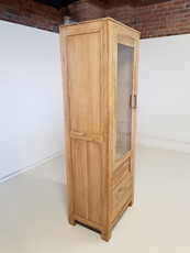 G976 vitrine mit turschlag  masiv tuni vitr%c3%adna sakura gutmann factory vitrine  tunis h%c3%b6he 180 img 20220411 164436