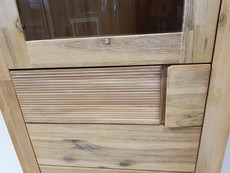 G976 vitrine mit turschlag  masiv tuni vitr%c3%adna sakura gutmann factory vitrine  tunis h%c3%b6he 180 img 20220411 164502