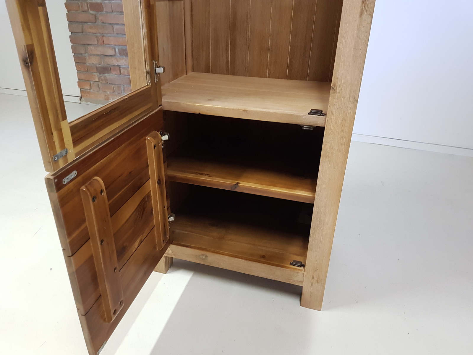 G976 vitrine mit turschlag  masiv tuni vitr%c3%adna sakura gutmann factory vitrine  tunis h%c3%b6he 180 img 20220411 164533