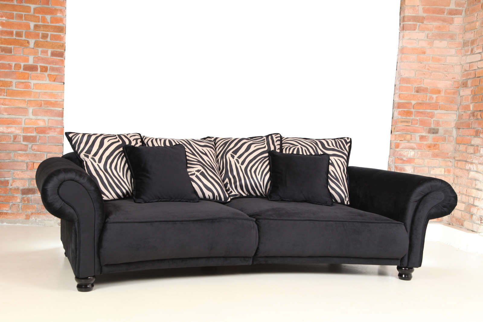 G977 vivero mega sofa gutmann factory mega pohovkachalet landscape cerna samt samet zbynek duspiva  abcnabytek.cz  img 7394
