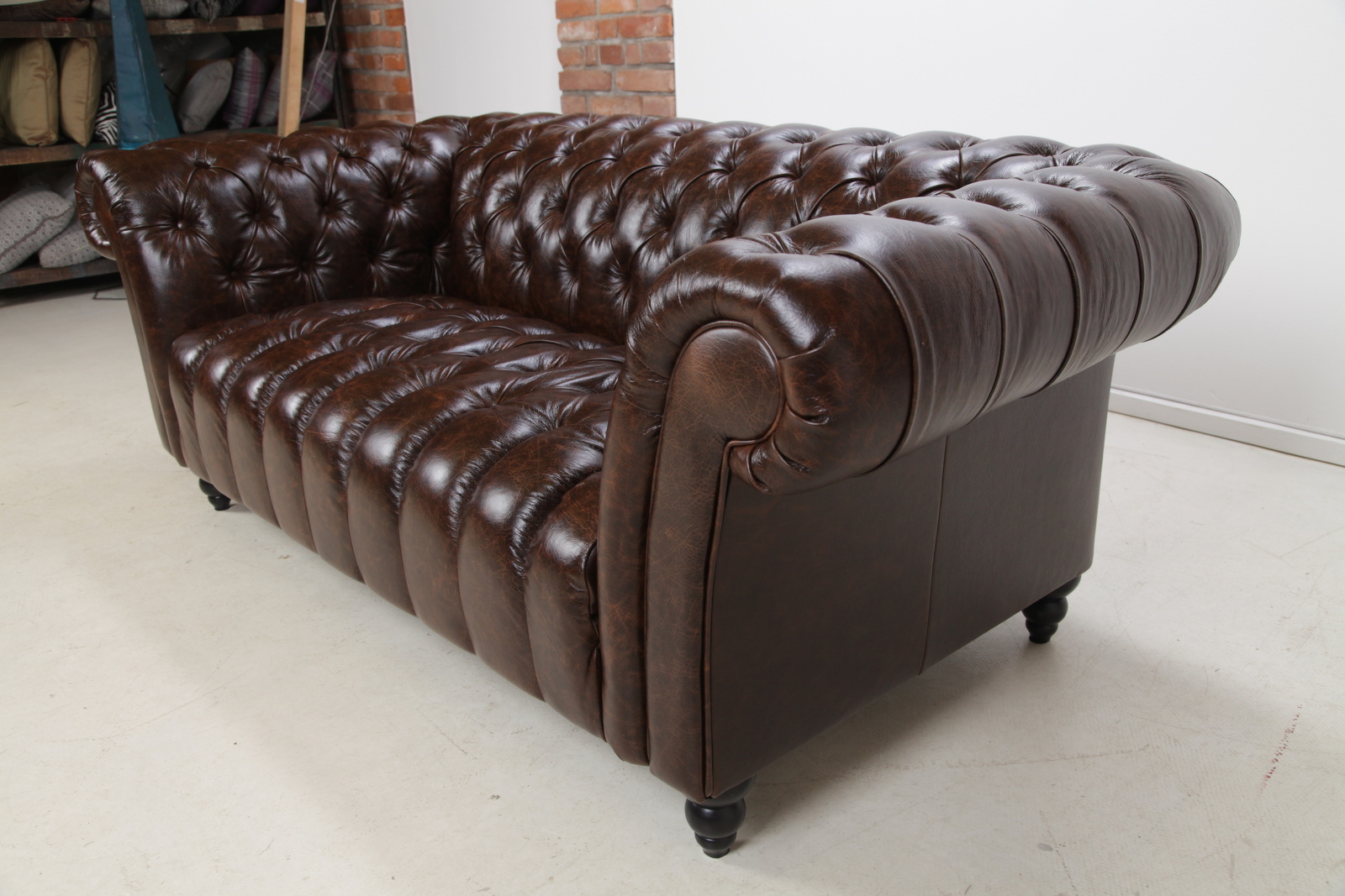 G93 canyon kozena sofa chesterfield sedaci souprava  gutmann factory abcnabytek.cz img 9597