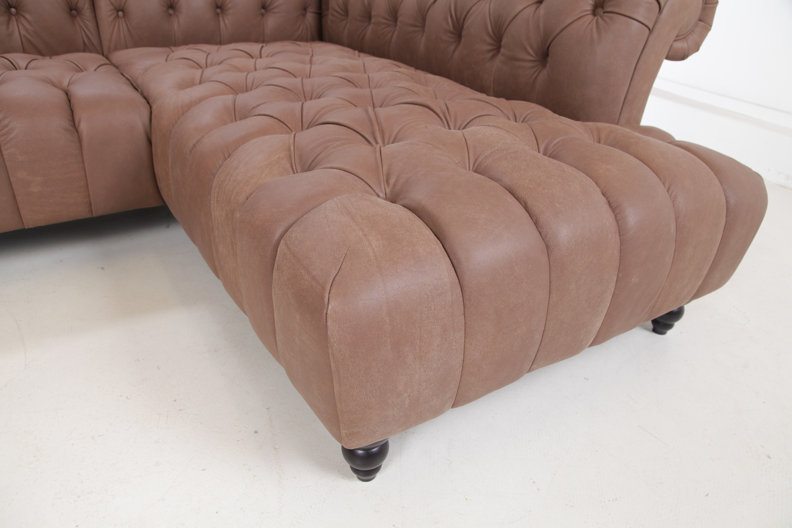 G169 canyon leder chesterfield ko%c5%been%c3%a1 megasofa runde big sofa sedaci souprava gutmann factory abcnabytek.cz  img 1472