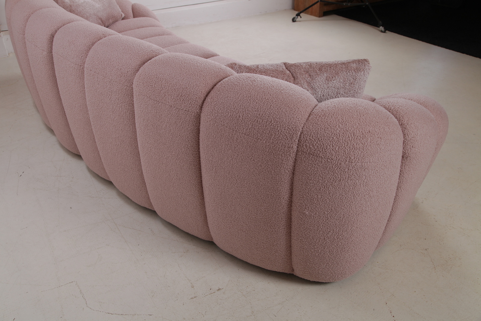 G207 emelie gutmann factory pohovka v%c4%8del%c3%ad pl%c3%a1stve ply%c5%a1ov%c3%a9 big sofa design boucl%c3%a9  img 2303