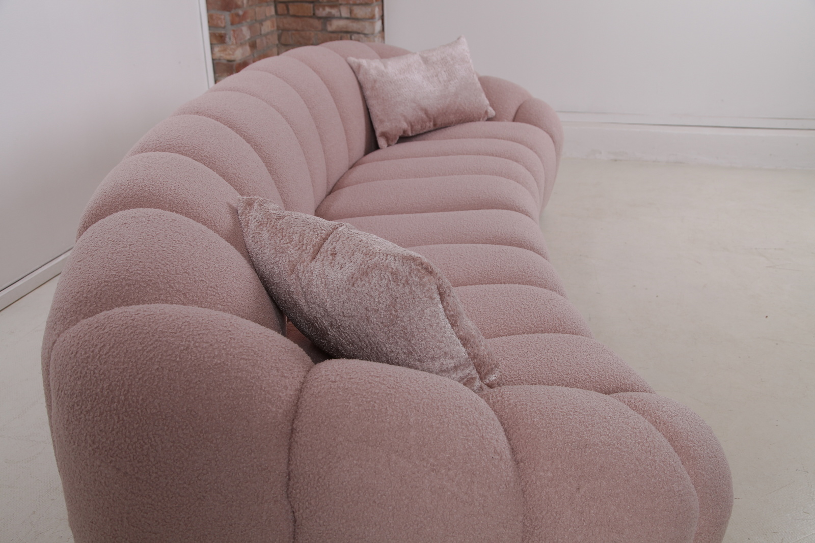 G207 emelie gutmann factory pohovka v%c4%8del%c3%ad pl%c3%a1stve ply%c5%a1ov%c3%a9 big sofa design boucl%c3%a9  img 2307